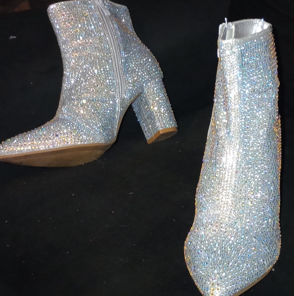 Stunning womans size 8 rhinestone boot